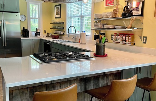 Hendersonville Other | Ideal Featherstone FARMHOUSE for Groups Near Hville