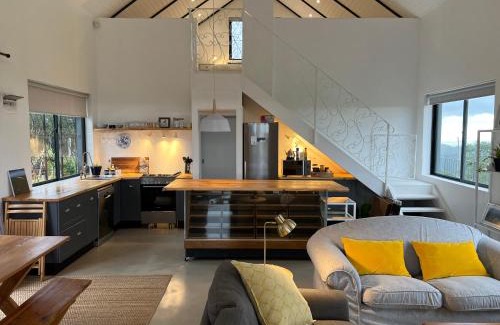 Grahamstown House | Cozy Featherstone View Cottage: Guest Rated 9.6/10