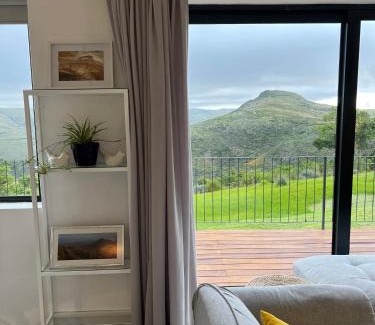 Grahamstown House | Cozy Featherstone View Cottage: Guest Rated 9.6/10