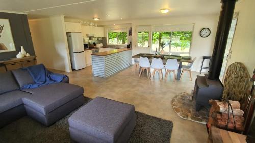 Smoko House | Scenic Feathertop Views and Barn for Family Getaways