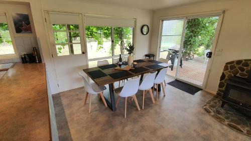 Smoko House | Scenic Feathertop Views and Barn for Family Getaways