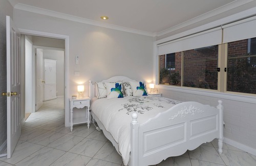 East Tamworth House | Federation 5 Bedroom Home - Family-Friendly with Breakfast