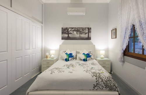 East Tamworth House | Federation 5 Bedroom Home - Family-Friendly with Breakfast