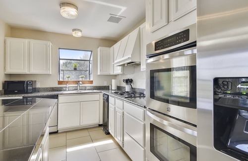 Briarcliff House | Inviting Family & Pet Friendly Lake Travis Retreat with Kayaks