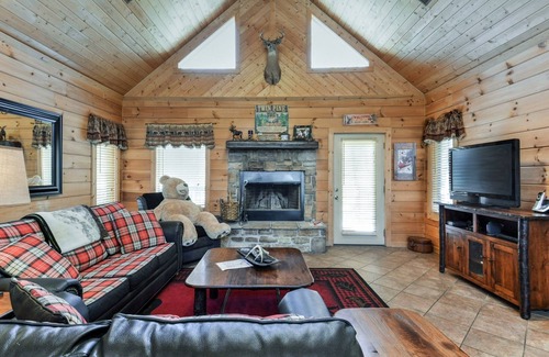 Branson Cedars Cabin | Experience Comfort at Twin Pines: Pool, Spa & Pet Friendly