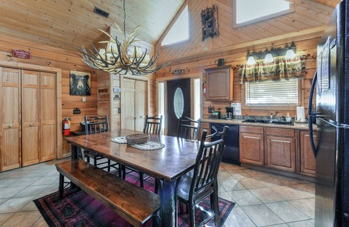 Branson Cedars Cabin | Experience Comfort at Twin Pines: Pool, Spa & Pet Friendly