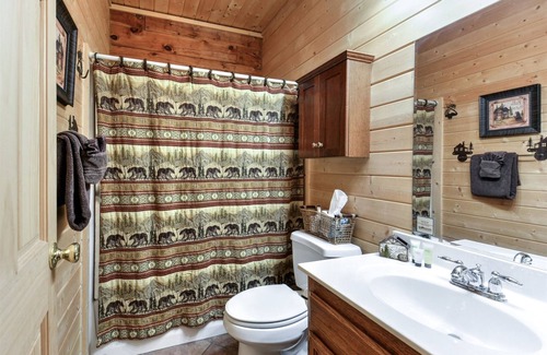 Branson Cedars Cabin | Experience Comfort at Twin Pines: Pool, Spa & Pet Friendly