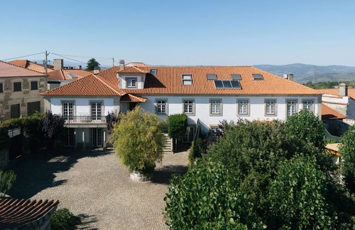 Armamar Villa | Elegant Mansion with Heated Pool & BBQ for Unforgettable Stays