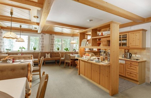 Filzmoos Apartment | Cozy Retreat for Two at Herrmann Guesthouse with Pool