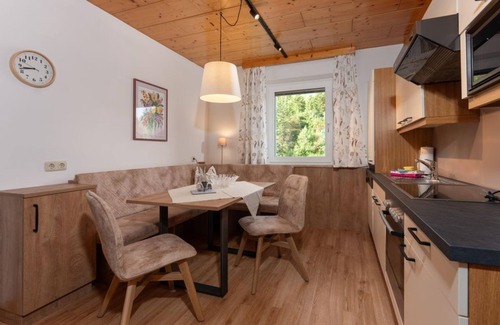 Filzmoos Apartment | Comfortable Room for 3 at Herrmann Guesthouse with Pool