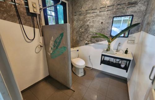 Hin Hong House | Cozy 2BR Private House - Pet & Child Friendly Retreat