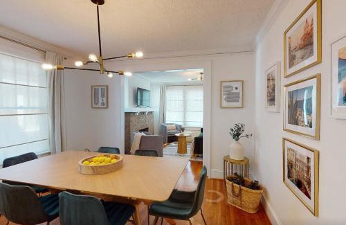 East Side House | Discover Comfort at Feel the Berne - Pet & Child Friendly!