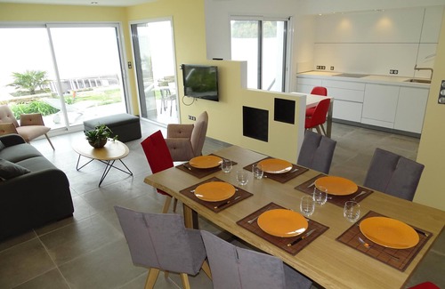 Fouesnant Apartment | Seaside Retreat: Direct Beach Access & Pet-Friendly Stays