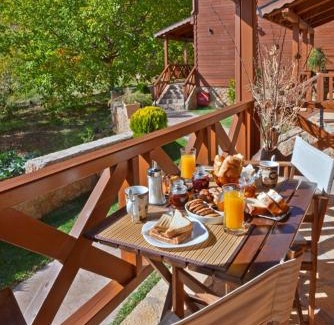 Ano Trikala Apartment | Feggarognemata Suites: Family-Friendly Bliss with Hot Tub