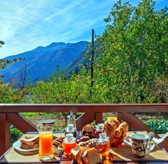 Ano Trikala Apartment | Feggarognemata Suites: Family-Friendly Bliss with Hot Tub