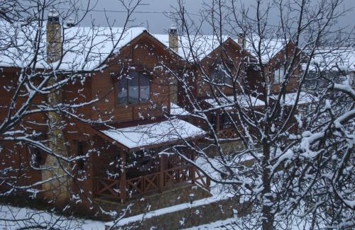 Ano Trikala Apartment | Feggarognemata Suites: Family-Friendly Bliss with Hot Tub