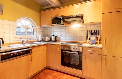 Upleward House | Feha Tied - Coastal Retreat with Kitchen & Ocean View