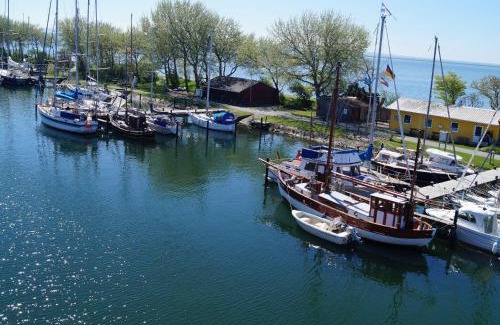 Orth Apartment | Pet-Friendly Fehmarn Ostseeferien "Toplicht" Getaway