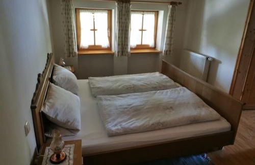 Schleching Apartment | Family-Friendly Retreat at Feichten-Hof Zuhaus