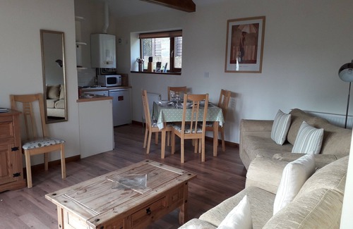 Thorpe Market Cottage | Felgate Cottage: A Quaint Retreat with Pool & Ocean Views