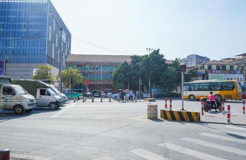 Baiyun Hotel | Convenient Stay at Qinghotels Near Baiyun Airport & Subway