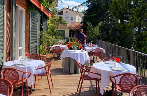 Monforte d'Alba Hotel | Historic Stay at Felicin - Ristorante Albergo with Pool