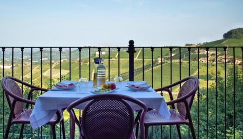 Monforte d'Alba Hotel | Historic Stay at Felicin - Ristorante Albergo with Pool
