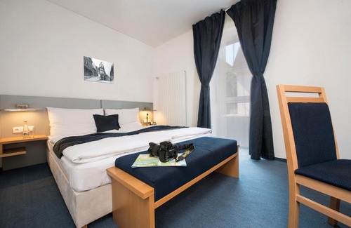Nivy Hotel | Felicity Garni Hotel: Highly Rated with Hot Tub & Dining