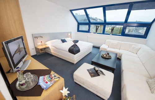 Nivy Hotel | Felicity Garni Hotel: Highly Rated with Hot Tub & Dining