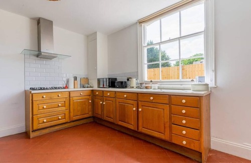 Leicester House | Experience Felicity's House: Hot Tub & Family-Friendly Retreat