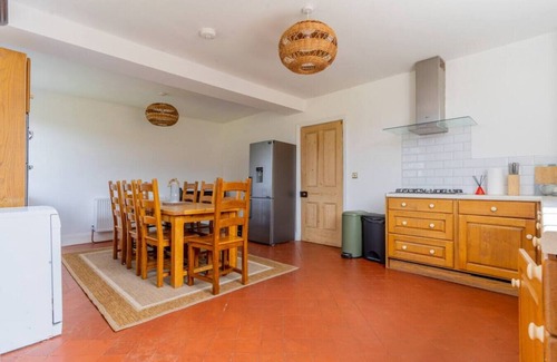 Leicester House | Experience Felicity's House: Hot Tub & Family-Friendly Retreat