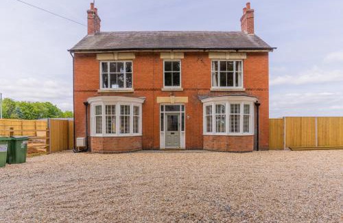 Leicester House | Relax at Felicity's House with Inviting Hot Tub Retreat
