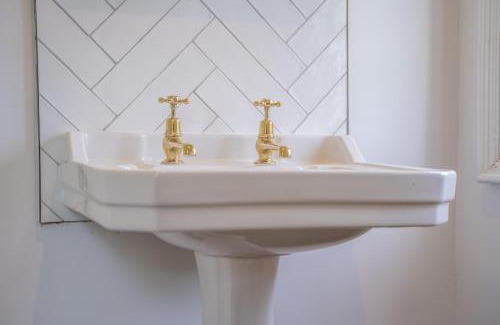 Leicester House | Relax at Felicity's House with Inviting Hot Tub Retreat