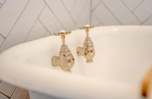 Leicester House | Relax at Felicity's House with Inviting Hot Tub Retreat