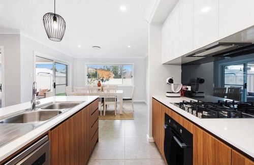 Central Mudgee House | Felicity's on Court: Refreshing Family Getaway with Breakfast