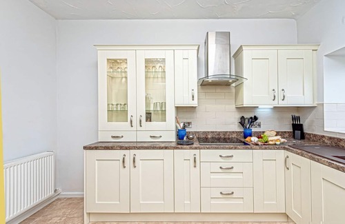 Llanfaelog Cottage | Felin Traeth Cottage: Oceanfront Bungalow for 8 Guests