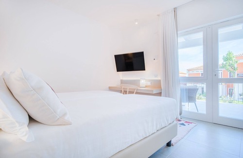 Torre di Bari Hotel | Galanias Hotel & Retreat: Pet Friendly with Spa and Pool