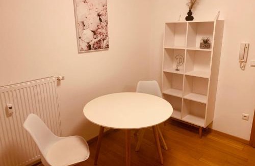 Salzweg Apartment | Modern & Cozy 2-Bedroom Apartment with Balcony in Felix Living