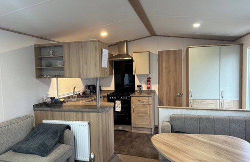 Felixstowe Cabin | Delightful 3-Bed Caravan with Pool in Felixstowe