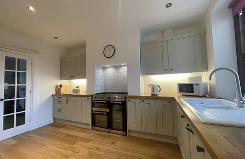Portinscale Cottage | Cozy Fell View Retreat - Ideal for Families and Pets