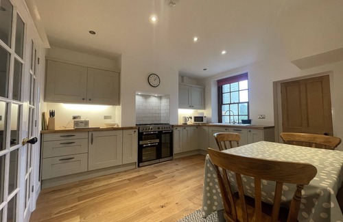Portinscale Cottage | Cozy Fell View Retreat - Ideal for Families and Pets