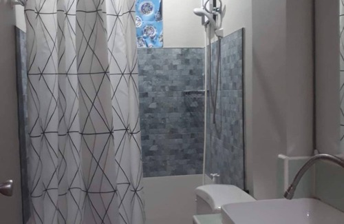Tagbilaran House | Cozy Felli's Guest House: Breakfast & Family-Friendly Stay