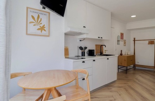 Setubal Apartment | Discover Felp Santa Maria 1: Ideal Stay with Kitchen Amenities