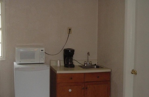 Clarence Hotel | Budget-Friendly Stay at Fels Three Crown Motel with Breakfast