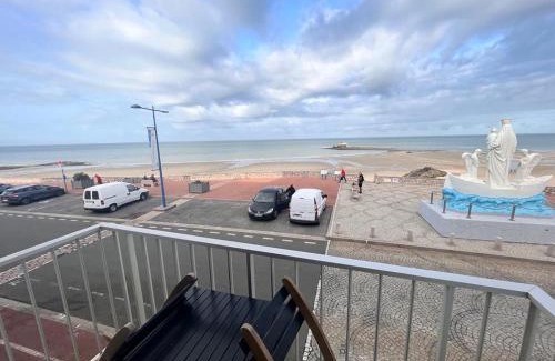 Le Portel Apartment | Oceanfront Haven: Fenêtre sur mer with Spa and Hot Tub