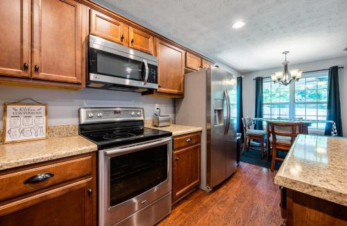 Emerson House | Cozy Retreat with Fenced Backyard, Steps to Lakepoint Sports