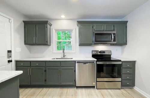North Raleigh House | Cozy 3 BR Retreat with Swingset in North Raleigh