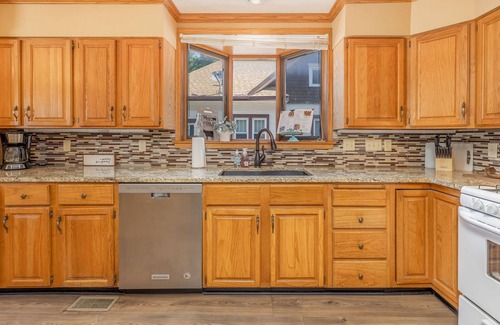 Wichita House | Ideal Home Retreat with Pool in a Central Location