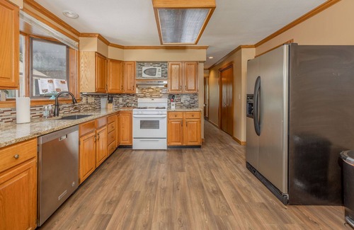 Wichita House | Ideal Home Retreat with Pool in a Central Location