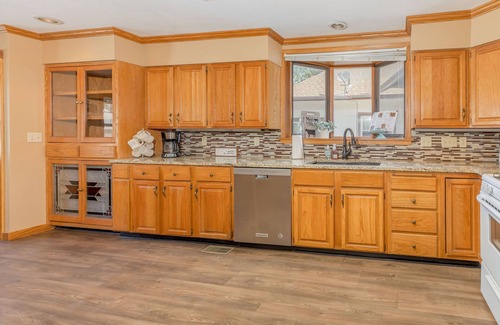 Wichita House | Ideal Home Retreat with Pool in a Central Location